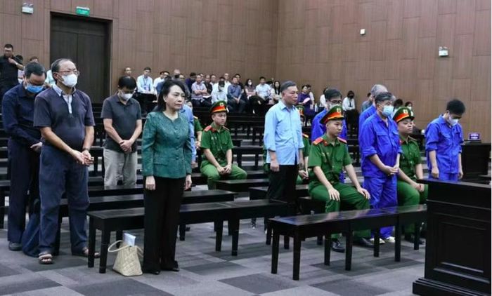Bị cáo Nguyễn Thị Kim Tiến cùng đồng phạm tại phiên tòa sơ thẩm.