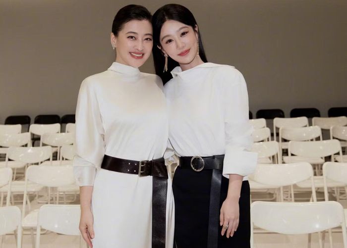  Trong nỗ lực nhằm giảm bớt sự phụ thuộc và độ nổi tiếng của các ngôi sao, giải thưởng đã loại bỏ hơn 1,5 triệu phiếu bầu không hợp lệ. Nhiều nghệ sĩ nổi tiếng như Dương Mịch, Triệu Lệ Dĩnh, Tôn Lệ không lọt vào top 6 hạng mục Nữ diễn viên chính xuất sắc. Trong ảnh, Dương Tử chúc mừng đàn chị Mai Đình, cả hai đóng vai mẹ con trong Cây sinh mệnh. 