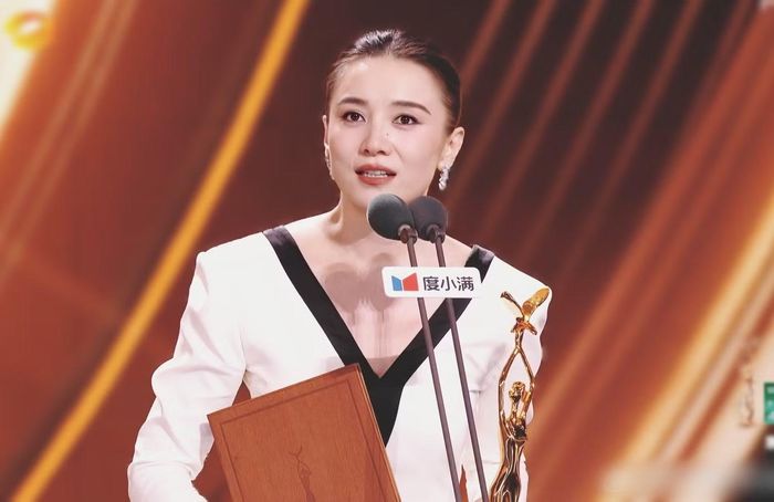  Nữ diễn viên Tống Giai giành giải Nữ chính xuất sắc (Thị hậu) với tác phẩm Khi hoa rừng nở rộ. Đây là lần thứ hai Tống Giai thắng giải Kim Ưng, trở thành một trong số ít những nữ nghệ sĩ hai lần lên ngôi thị hậu Kim Ưng là Tưởng Văn Lệ, Lưu Giai, Tôn Lệ, Ân Đào, Triệu Lệ Dĩnh. 