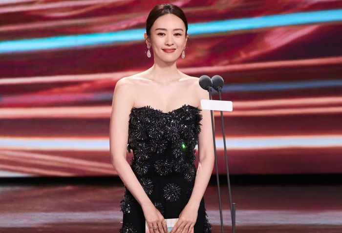  Bên cạnh đó, giải cũng bỏ đi các hạng mục như bình chọn Nữ thần Kim Ưng, các giải Nam/Nữ diễn viên được yêu thích nhất. Đây được cho là hành động "loại bỏ lưu lượng, nâng cao tính chuyên môn" của ban tổ chức giải Kim Ưng. Có thể thấy trong nhóm diễn viên được đề cử, chỉ có Dương Tử là người có lượng fan hùng hậu, lưu lượng truy cập đông đảo. Trong ảnh là nữ diễn viên Đồng Dao tham gia Lễ trao giải Kim Ưng. Cô từng giành giải Thị hậu năm 2020 với vai diễn Tống Vận Bình trong phim Đại giang đại hà. 