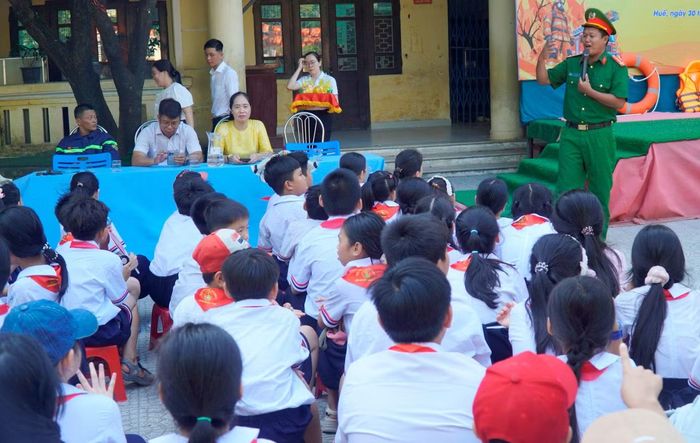Học sinh được hướng dẫn nhận diện nguy cơ, xử lý tình huống và kỹ năng thoát hiểm trong chương trình “Trường học an toàn”.