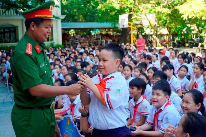 Các em hào hứng tham gia trao đổi, diễn đạt kiến thức, sự hiểu biết về kỹ năng phòng cháy, chữa cháy, phòng chống đuối nước và ứng phó sự cố.