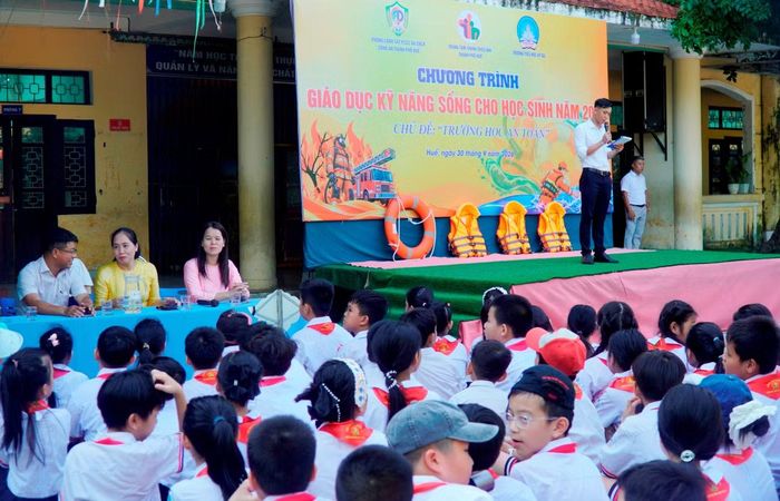 Hơn 600 học sinh Trường Tiểu học Vỹ Dạ tham gia chương trình giáo dục kỹ năng sống với chủ đề “Trường học an toàn”.