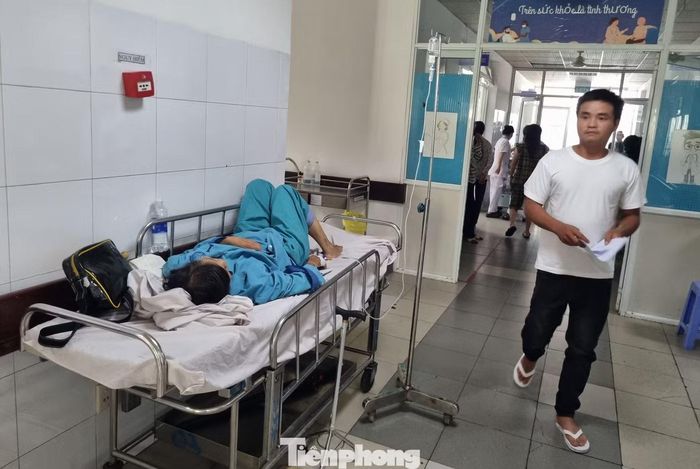 Do số lượng bệnh nhân tăng cao, các phòng bệnh tại khoa kín chỗ. Bệnh viện phải bố trí thêm giường dọc hành lang cho các bệnh nhân, đồng thời tăng cường thêm nhân lực phục vụ cho việc điều trị, chăm sóc người bệnh.