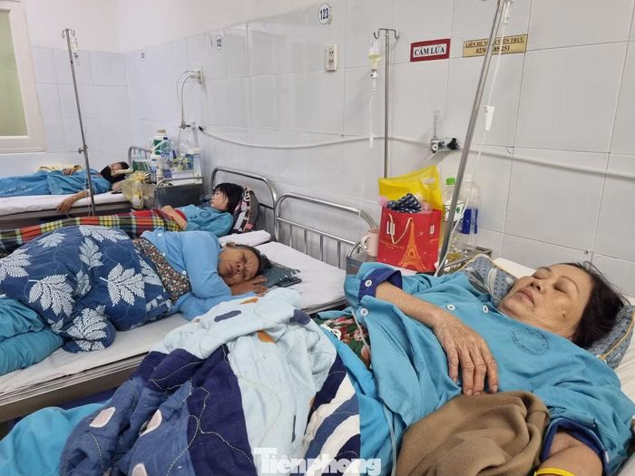 Bà Võ Thị Rê (xã Thăng Bình) cho hay mấy hôm trước bị sốt, run tay chân, không đi được, mất ngủ, mệt mỏi... Gia đình đưa bà vào bệnh viện thì phát hiện bà bị sốt xuất huyết, bác sĩ yêu cầu phải nhập viện điều trị.