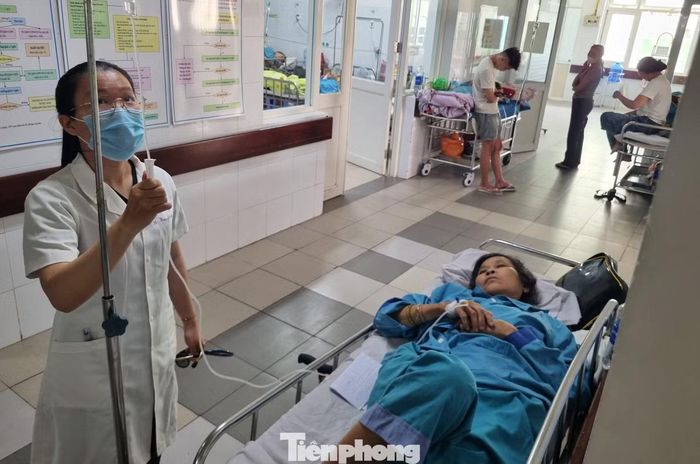Th.S, BS Đinh Thị Hoàng Oanh lưu ý, trước tình hình sốt xuất huyết đang gia tăng, người dân khi có biểu hiện sốt, mệt mỏi, li bì, xuất huyết bất thường... cần phải đến cơ sở y tế để thăm khám. Đặc biệt, người dân cũng phải xử lý các vật dụng phế thải chứa nước để tránh muỗi sinh sản, ngủ màn, giữ gìn vệ sinh.