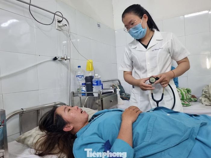 Th.S, BS Đinh Thị Hoàng Oanh (khoa Y học nhiệt đới) cho hay số ca bệnh sốt xuất huyết thời gian gần đây gia tăng rõ rệt. Tháng 7 chỉ 120 ca, tháng 8 có 145 ca, tháng 9 lên đến 261 ca. So với tháng 9 năm ngoái (31 ca), số lượng bệnh nhân sốt xuất huyết tăng gần 9 lần.