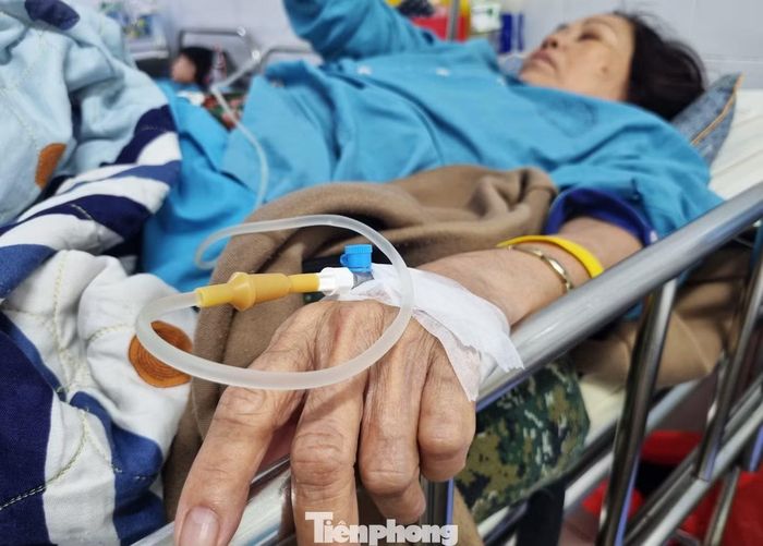 "Trong đó có hơn 10 ca nặng, như xuất huyết nặng, suy tạng nặng, có ca vừa xuất huyết vừa suy tạng nặng. Một số trường hợp chủ quan khi bị sốt, cứ nghĩ cảm sốt thông thường không chịu đi khám. Đến khi có biểu hiện xuất huyết mới chịu vào viện", bác sĩ thông tin thêm.