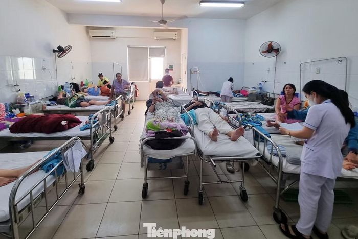 Còn chị T.H. (quê Quảng Trị) vào Đà Nẵng chơi 4 ngày trước, bỗng nhiên người sốt cao. "Bạn em đưa em tới khám và nhập viện suốt mấy hôm nay. Sáng nay em bị chảy máu răng, mũi, người sốt rất lạnh và mệt mỏi, da cũng đỏ hơn trước", chị nói.