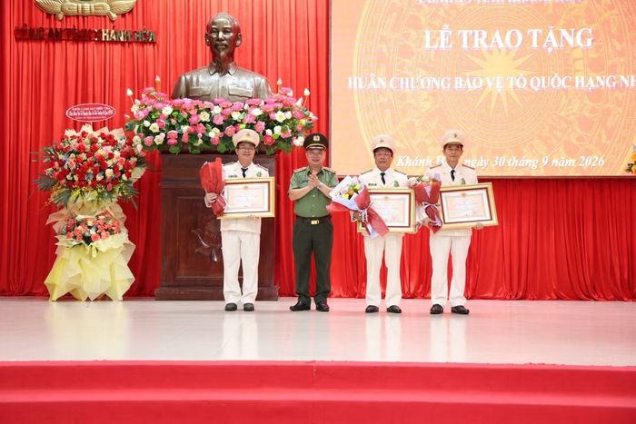 Thừa ủy quyền của Chủ tịch nước, Thiếu tướng Nguyễn Hữu Phước trao Huân chương Bảo vệ Tổ quốc hạng Nhì tặng các nguyên Phó Giám đốc Công an tỉnh. Ảnh: CAKH.