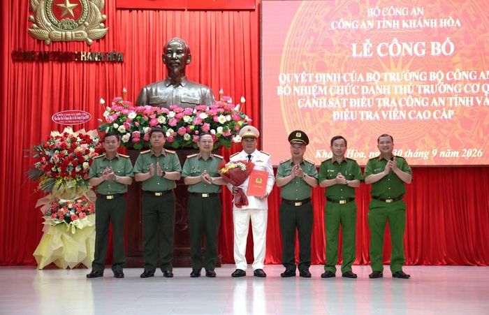Ban Giám đốc Công an tỉnh chúc mừng đại tá Nguyễn Mậu An. Ảnh: CAKH.