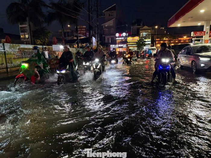 Mưa lớn khiến đường Phan Huy Ích và Phan Văn Hớn ngập cục bộ, người dân chật vật di chuyển.