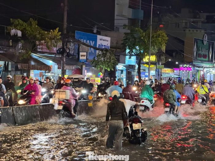Một số xe máy chết máy khi cố vượt qua đoạn đường ngập sâu.