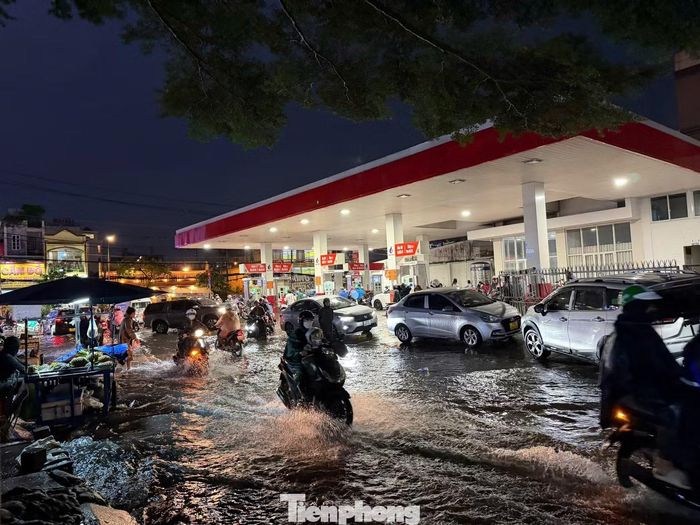 Mưa lớn đúng giờ tan tầm khiến việc di chuyển của người dân gặp nhiều khó khăn, giao thông rối loạn.