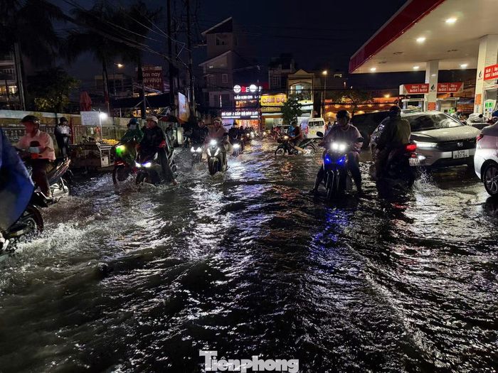 Đến 19h30, nước vẫn ngập sâu tại nhiều khu vực ở TPHCM.