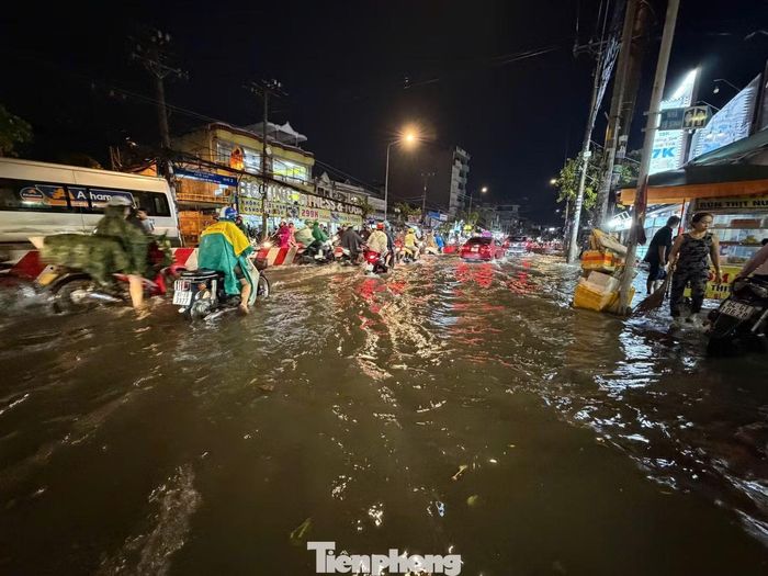 Mưa lớn cũng gây ngập tại nhiều tuyến đường khác như Phan Huy Ích, Lê Văn Việt, Nguyễn Văn Khối, Nguyễn Văn Quá, Phan Văn Hớn...
