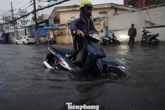 Người dân di chuyển trong mưa lớn ở TPHCM