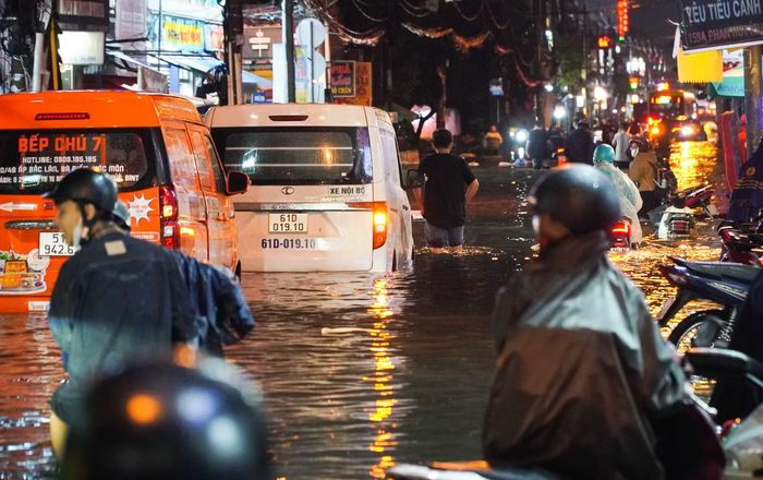 Không chỉ có xe máy, nhiều xe ô tô, bán tải cũng bất động vì mưa lớn, đường ngập sâu.