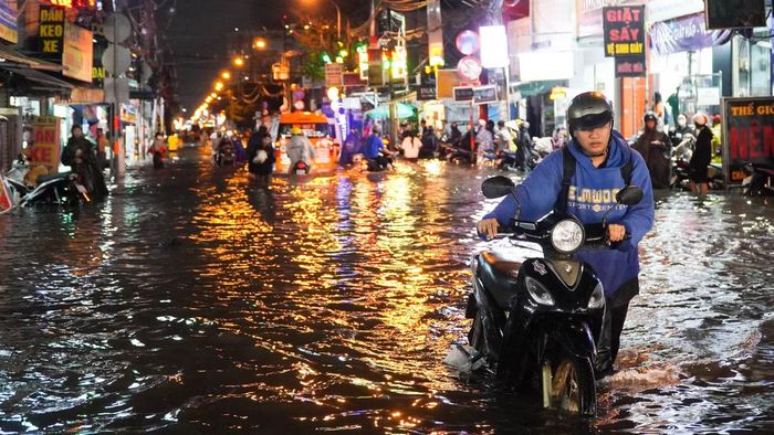 Tuyến đường Phan Huy Ích như biến thành sông.