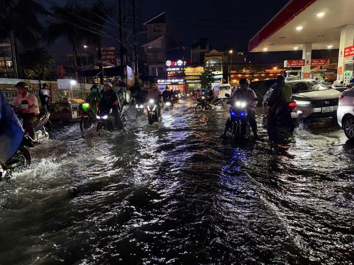 Khu vực đường Phan Văn Hớn, phường Đông Hưng Thuận nước dâng cao khiến giao thông qua đoạn gặp nhiều khó khăn.