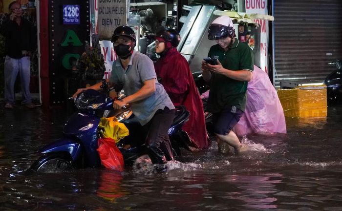 Với nhiều người dân sống ở khu vực đường Nguyễn Văn Quá, Phan Huy Ích, việc phải dắt bộ, lội nước mỗi khi trời mưa không còn quá xa lạ.
