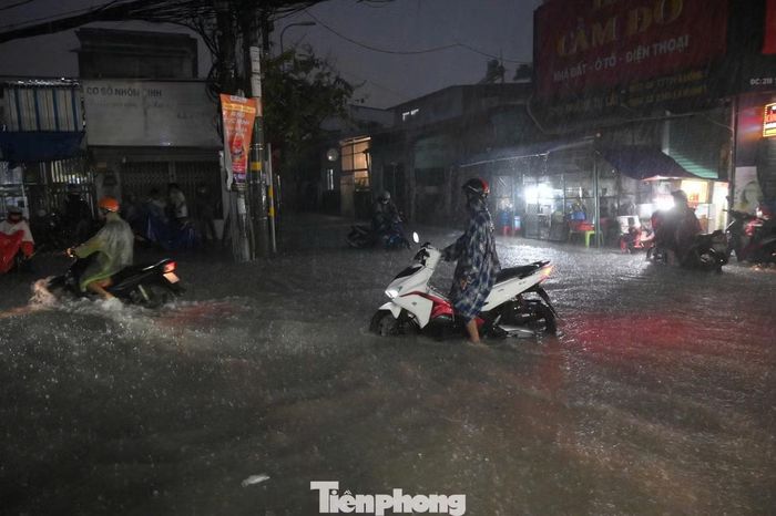Anh Hoàng Triều (SN 1992), người thường xuyên di chuyển qua khu vực này, cho biết khu vực này thường xuyên ngập khi mưa lớn. Hôm nay mưa to và kéo dài hơn nên tình trạng ngập trầm trọng hơn.