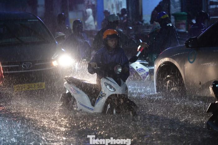 Khu vực Lý Tế Xuyên - Linh Đông được xem là một trong những điểm thường xuyên ngập. Địa hình nơi đây thấp, tạo thành vùng trũng, trong khi nước từ các tuyến đường và khu dân cư xung quanh dồn về khiến mặt đường nhanh chóng bị phủ kín.