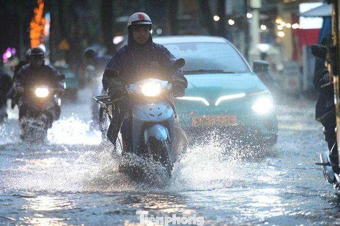 Gần 20h, nước vẫn chảy xiết, nhiều phương tiện không thể di chuyển qua đoạn Lý Tế Xuyên giao với đường Linh Đông. Có thời điểm nước ngập quá đầu gối, người dân phải xuống xe dắt bộ.