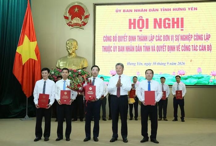 Chủ tịch UBND tỉnh Nguyễn Mạnh Quyền trao các quyết định và tặng hoa chúc mừng lãnh đạo Ban Quản lý dự án đầu tư xây dựng công trình dân dụng. (Ảnh: Cổng TTĐT tỉnh Hưng Yên)