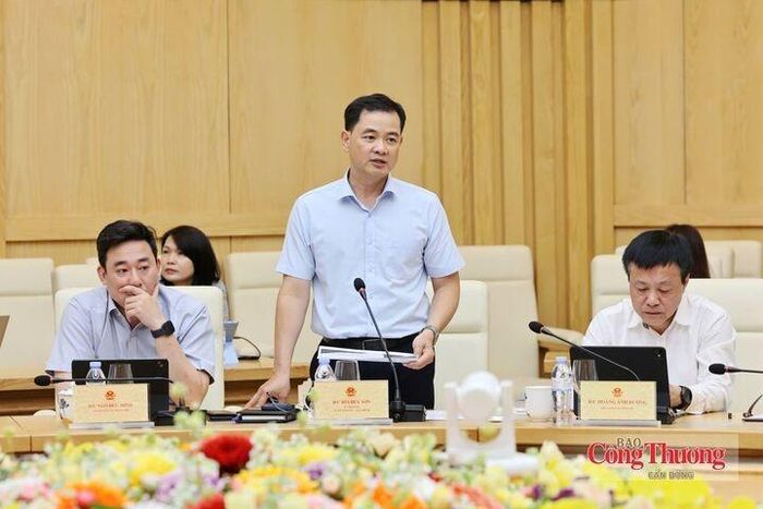 Vụ trưởng Vụ Kế hoạch - Tài chính Bùi Huy Sơn báo cáo thực hiện nhiệm vụ 9 tháng năm 2026; nhiệm vụ giải pháp trong quý IV/2026. (Ảnh: Báo Công Thương)