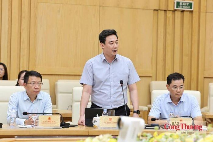 Vụ trưởng Vụ Pháp chế Ngô Đức Minh báo cáo tại hội nghị. (Ảnh: Báo Công Thương)
