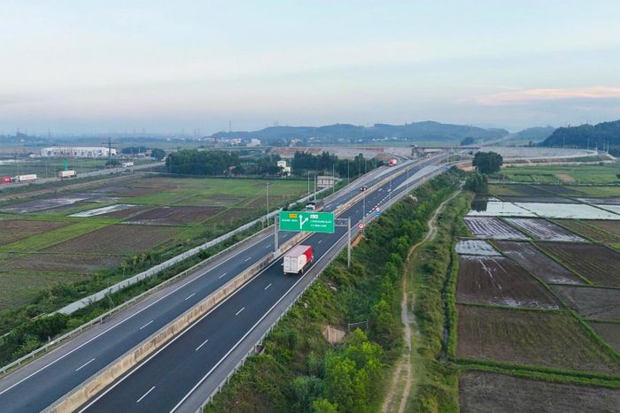 Hạ tầng giao thông hoàn thiện góp phần kết nối hệ sinh thái công nghiệp - logistics của Quảng Ngãi và các KKT lân cận.