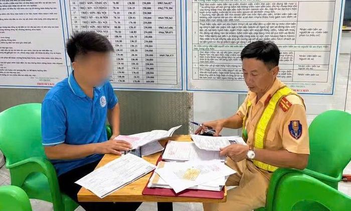 Tài xế vi phạm bị lập biên bản xử lý vi phạm.