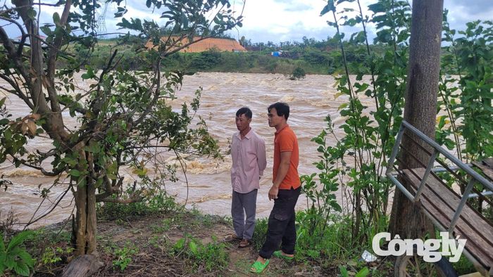 Vào mùa mưa bão, người dân sống dọc bờ sông rất lo lắng nước ngập, gây sạt lở.