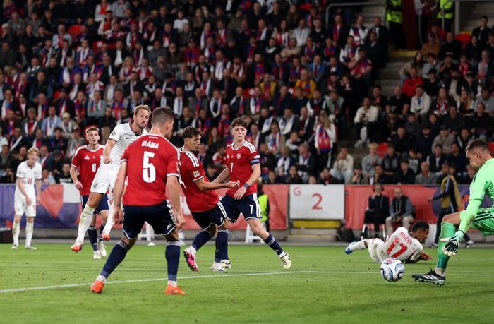 Phút 69, Harry Kane chớp thời cơ sút chân trái hiểm hóc nhân đôi cách biệt