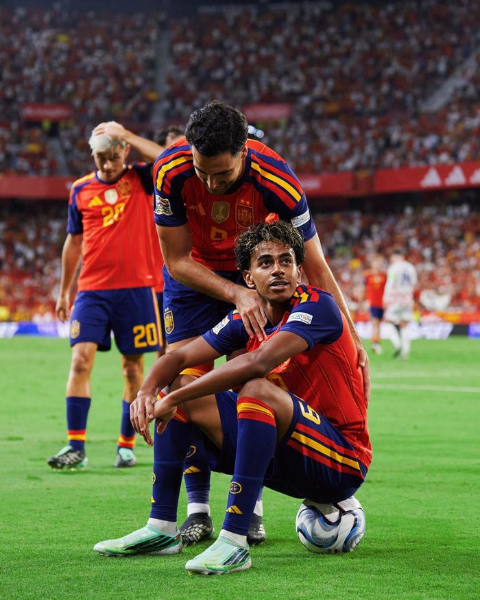 Tiền đạo Barcelona ăn mừng ngạo nghễ