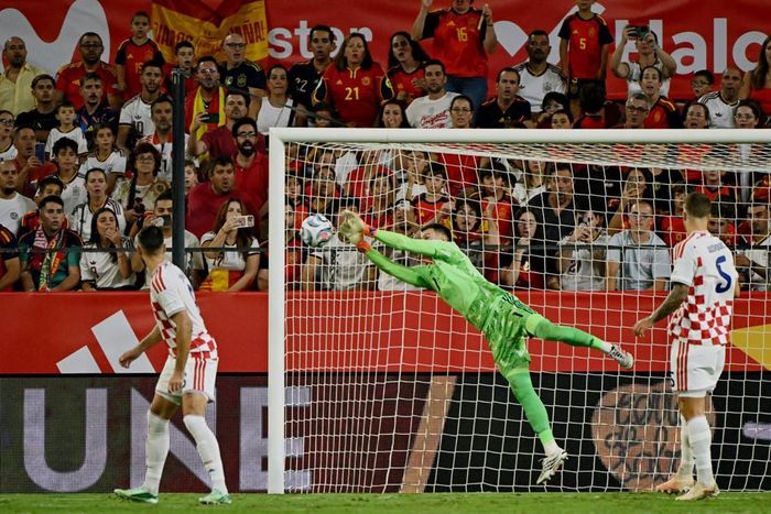 Thủ thành Livakovic liên tục phải làm việc