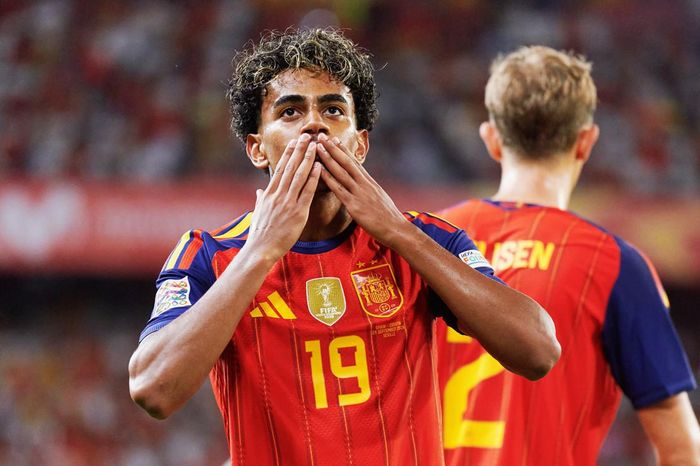 Phút 63, Yamal xử lý hay bên cánh phải rồi sút góc hẹp nâng tỷ số lên 3-1