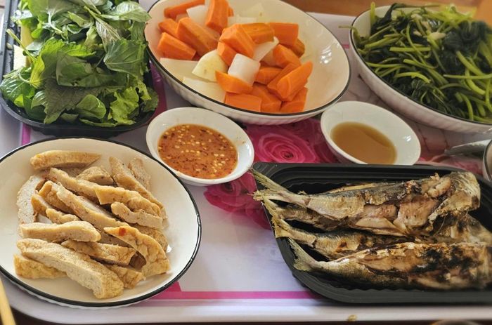 Theo bác sĩ An, thói quen ăn uống ảnh hưởng trực tiếp tới lá gan. Ảnh: Hoa Linh.