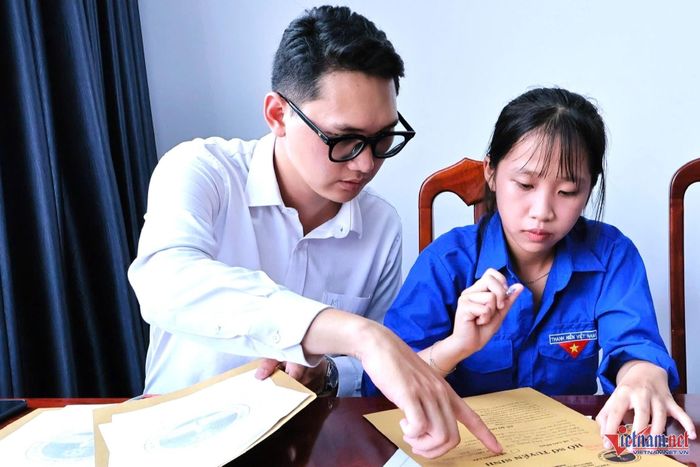 Anh Vũ Trọng Kiên hướng dẫn học viên làm hồ sơ khi còn công tác tại Trường CĐ Bách khoa Tây Nguyên. Ảnh: NVCC