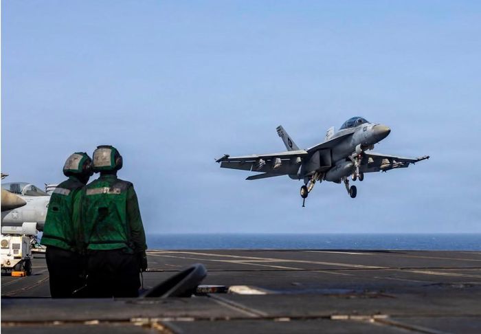 Lính Mỹ trên tàu sân bay. Ảnh: US Navy