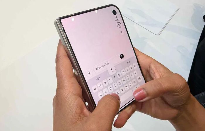 Smartphone gập gặp bất tiện khi dùng 1 tay, iPhone Duo cũng không ngoại lệ. Ảnh: Tom's Guide