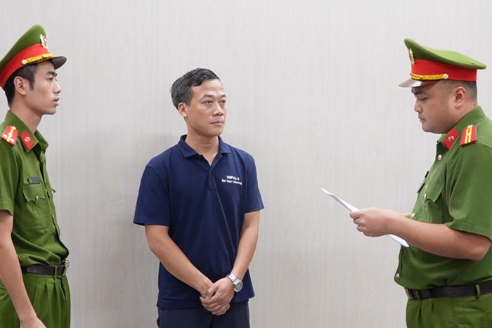 Cơ quan công an tống đạt các quyết định tố tụng đối với Triệu Tuấn Dũng. Ảnh: Công an TP Quảng Ninh