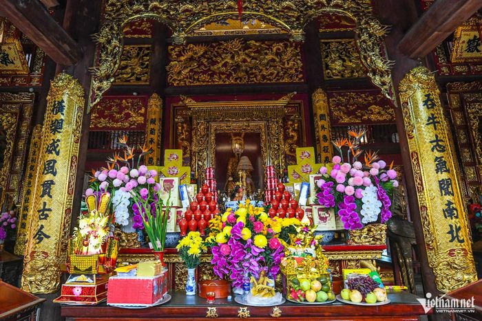 Vào mọi thời điểm trong năm, danh thắng Yên Tử luôn thu hút du khách tới chiêm bái, vãn cảnh. Ảnh: Phạm Công; Trong đời sống tín ngưỡng dân gian, Hưng Đạo Đại Vương từ một nhân vật lịch sử đã trở thành biểu tượng tinh thần. Ảnh: Thạch Thảo