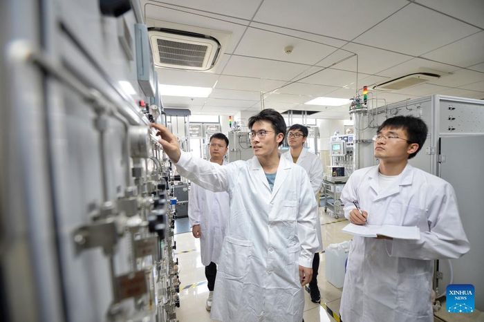 Các thành viên nhóm nghiên cứu và phát triển làm việc tại phòng thí nghiệm của Viện Nghiên cứu Điện hạt nhân Trung Quốc ở Thành Đô, tỉnh Tứ Xuyên. Ảnh: Tân Hoa xã