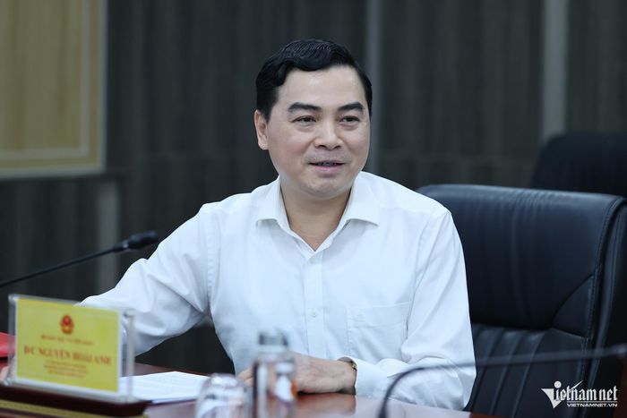 Kết luận cuộc họp, Thứ trưởng Thường trực Nguyễn Hoài Anh ghi nhận nỗ lực của Vụ Chính sách, Trung tâm Chuyển đổi số và FPT. Ảnh: Lê Anh Dũng
