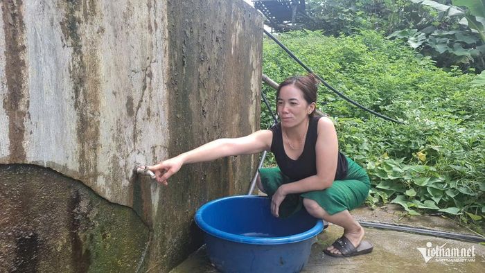 Dù nhà ở gần bể nước tự chảy, chị Lương Thị Hòe ở bản Minh Châu, xã Tri Lễ vẫn thường xuyên phải đi xa lấy nước về sử dụng. Ảnh: Phạm Tiến
