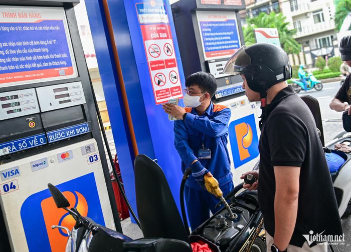 Giá xăng dầu trong nước sẽ được điều chỉnh vào chiều mai. Ảnh: Nguyễn Huế