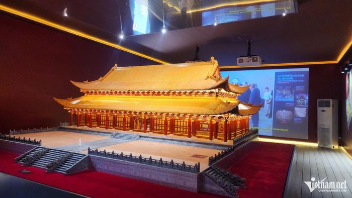 Tên gọi “Kính Thiên” mang ý nghĩa “kính trời” thể hiện tư tưởng trị quốc của các vị Hoàng đế, đồng thời khẳng định tính chính danh của vương triều trước trời đất và nhân dân. Điện được xây dựng trên núi Nùng - vị trí được coi là trung tâm địa lý và phong thủy của kinh thành Thăng Long. Đây cũng chính là nơi từng tồn tại các cung điện quan trọng của các triều đại trước như điện Càn Nguyên thời Lý và điện Thiên An thời Trần.