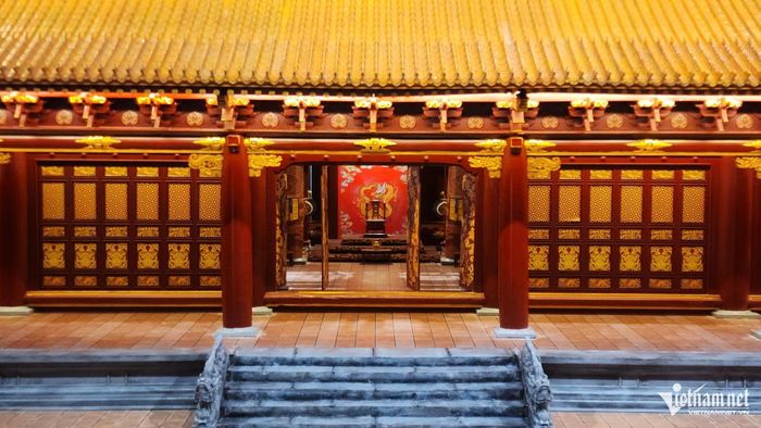 Không gian phía trước điện là sân Đại Triều, nơi các quan văn võ xếp hàng theo phẩm cấp để tham dự các buổi thiết triều. Từ Đoan Môn, con đường Ngự đạo dẫn thẳng tới Điện Kính Thiên tạo thành trục trung tâm của toàn bộ Hoàng thành Thăng Long. 